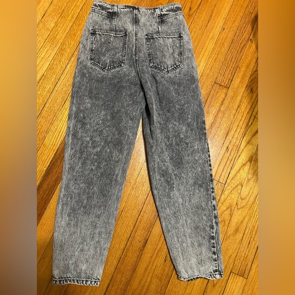 ASTR The Label Women's Petite Perfectly Pleated High Rise Straight Cropped Jean - Picture 9 of 10